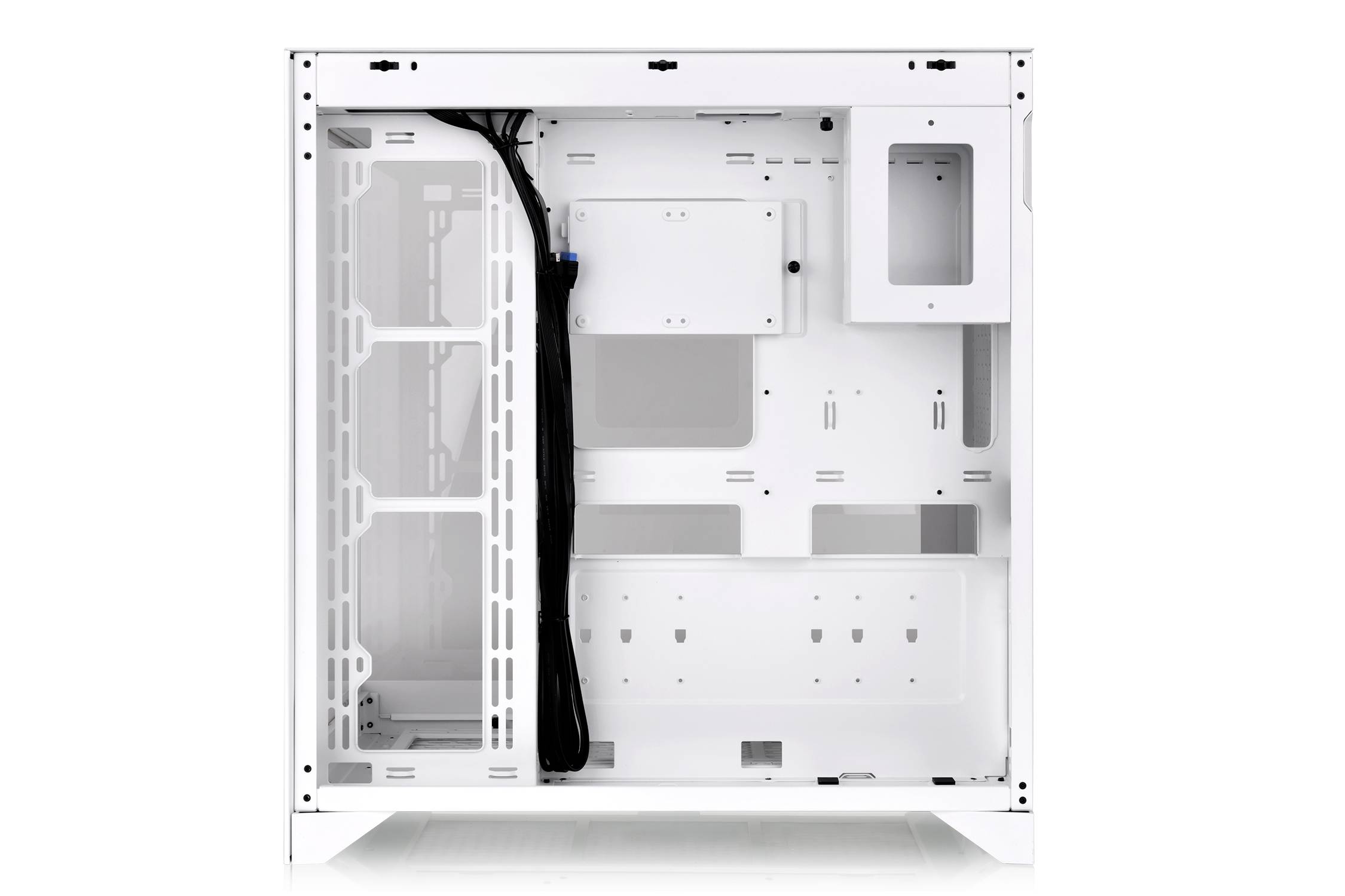 Case per PC con lato aperto, mostra struttura metallica bianca, gestione dei cavi e supporti per l'installazione dei componenti.