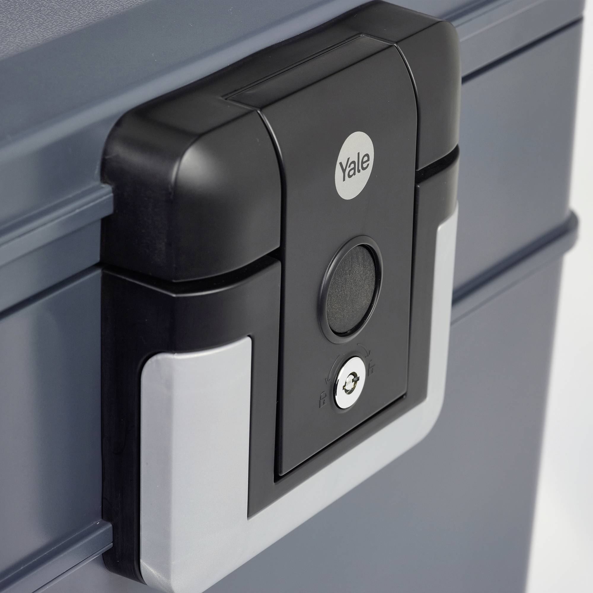 Primo piano di un armadietto blu per la sicurezza con un lucchetto elettronico nero nell'angolo superiore sinistro.