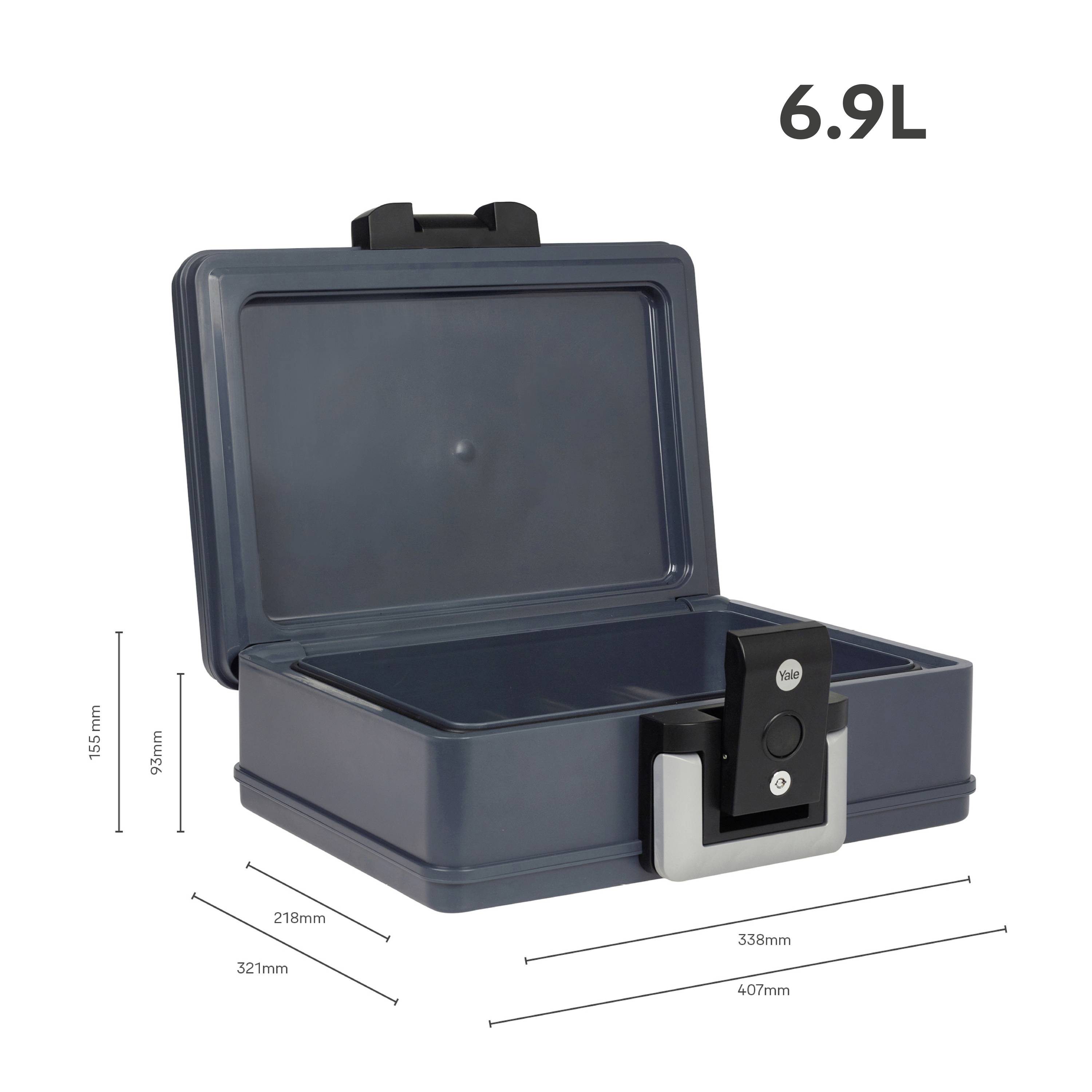 Cassaforte grigia di sicurezza con coperchio aperto e serratura digitale, capacità 6,9 litri. Dimensioni: 145x218x338 mm.