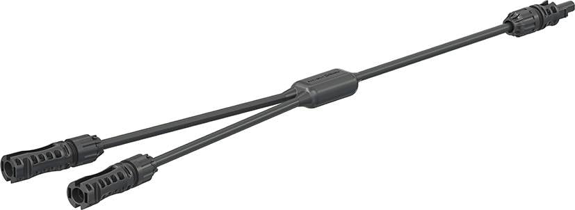 Cavo Y con due connettori su un lato e uno sull'altro, utilizzato per collegare dispositivi elettrici.