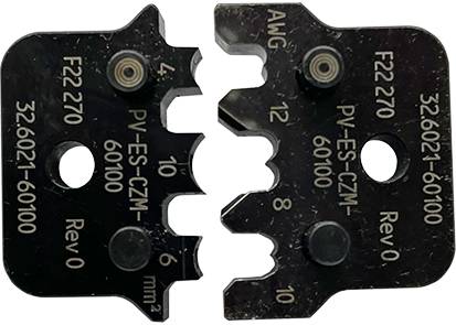 Morsetti di cavi neri elettricamente isolati con la scritta 'PV-ES-CZM-60100' e 'AWG' in un primo piano.