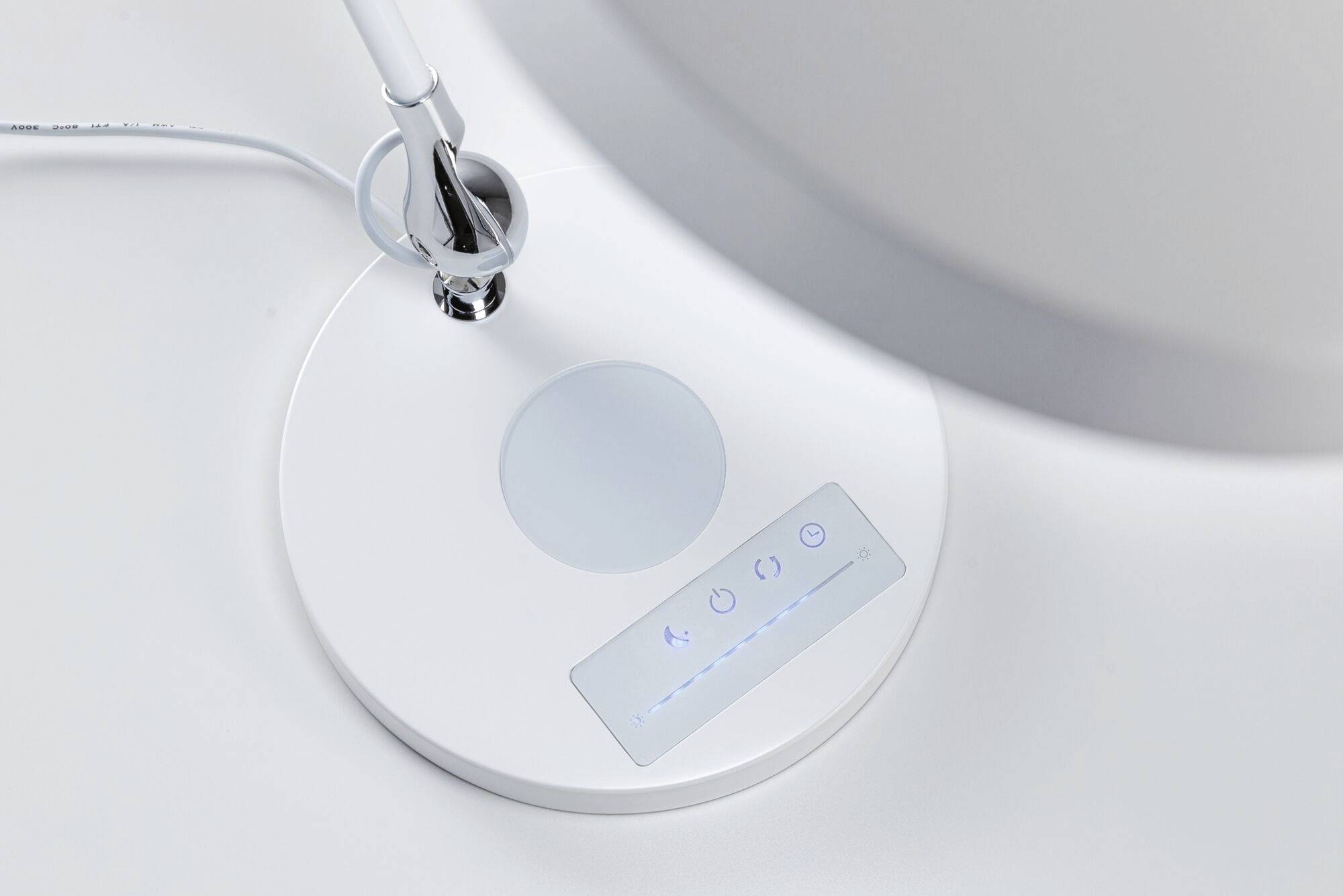 Una lampada da scrivania con pannello touch per regolare la luminosità. Il design è moderno e minimalista.