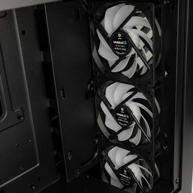 Tre ventole per computer sono montate verticalmente all'interno di un case. Ogni ventola ha pale bianche e un alloggiamento nero con la scritta 'UMBRAK'.