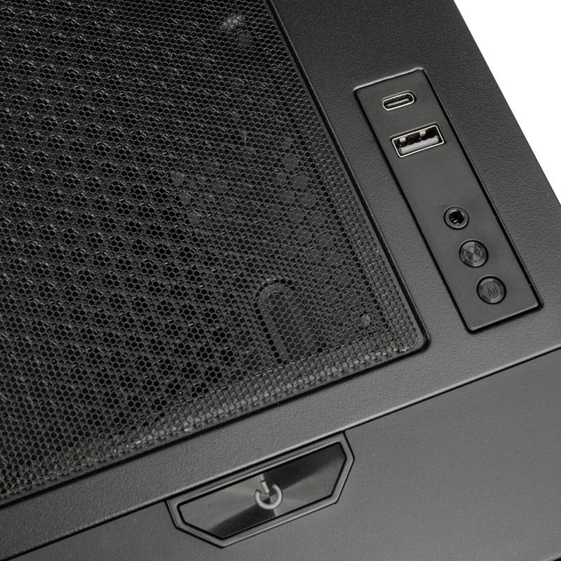 Custodia per computer nera con griglia di ventilazione e porte frontali per USB, cuffie e microfono.