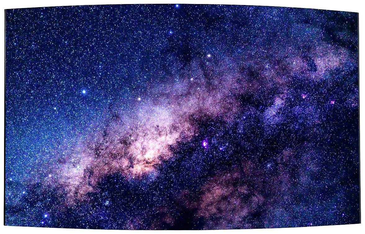 Un'immagine variopinta della Via Lattea con innumerevoli stelle e nebulose luminose nel cielo notturno.