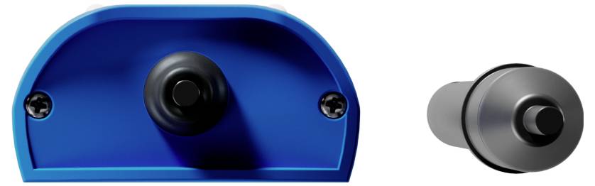 Due pezzi di componentistica industriale: un componente semi-circolare blu con un pulsante centrale e un pezzo cilindrico grigio con una sporgenza.