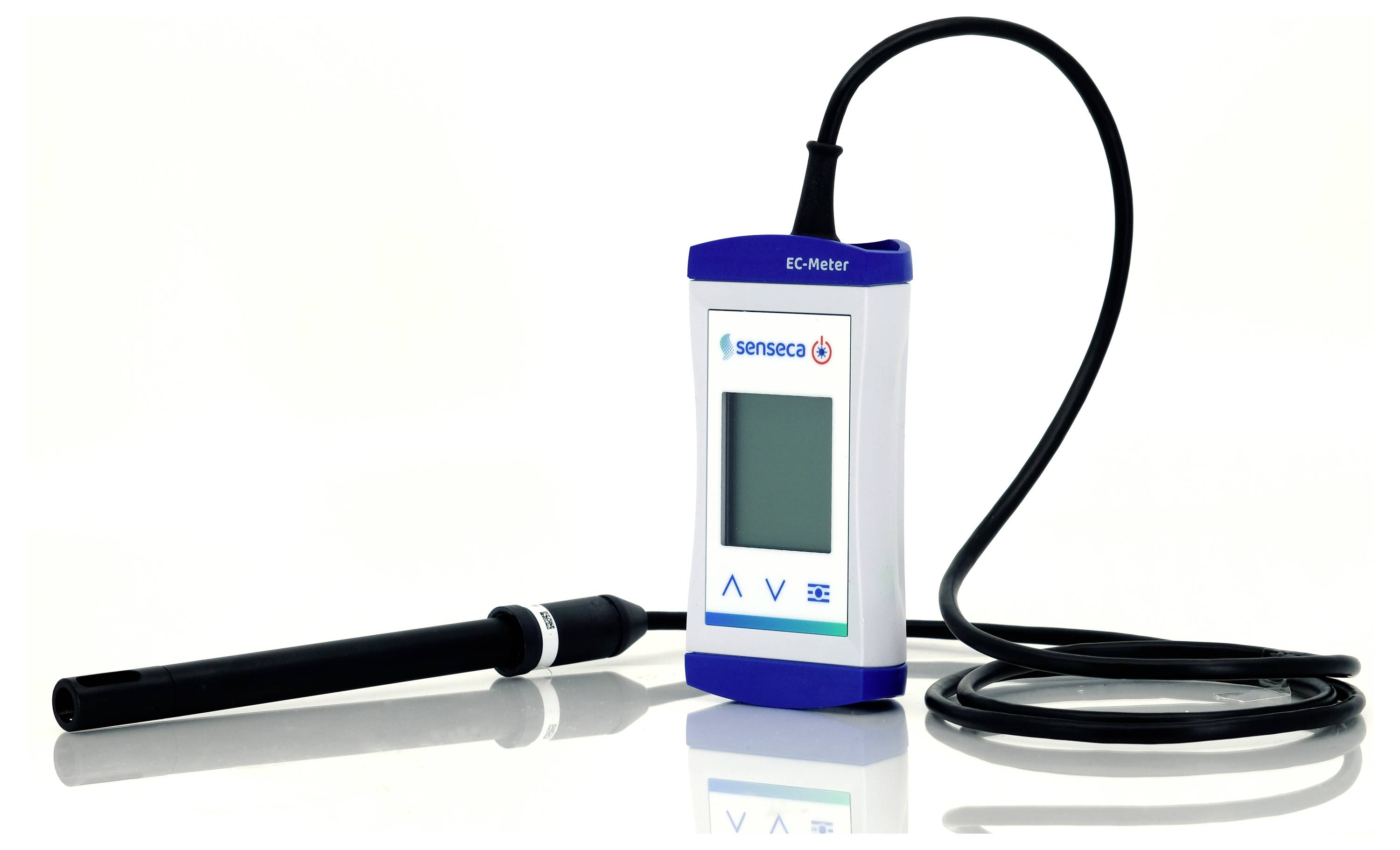 Un misuratore EC digitale con una sonda nera e un cavo arrotolato, con pulsanti di misurazione sotto uno schermo vuoto.