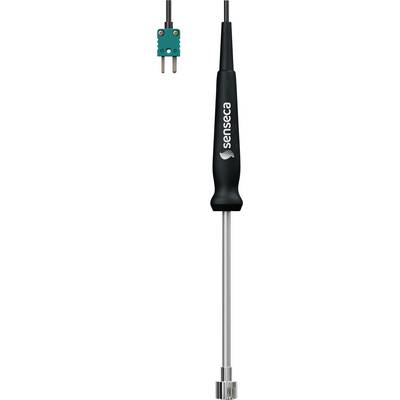 Una sonda di temperatura in metallo con impugnatura nera che riporta il logo e il nome 'Sensicare', collegata a una spina verde tramite un filo nero.