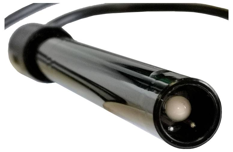 Un primo piano di un sensore elettronico cilindrico con un cavo, probabilmente utilizzato per misurare la qualità dell'acqua o per applicazioni simili.