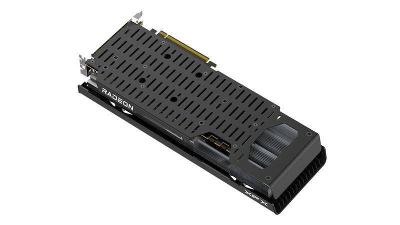 Scheda grafica con involucro nero e fessure di ventilazione. Testo 'Radeon' sul lato. Utilizzata per l'elaborazione grafica nei computer.