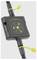 Un controller per illuminazione LED nero con simboli funzionali e connettore giallo per cavi. Contrassegnato con 'Ledlenser' sopra il simbolo Bluetooth.