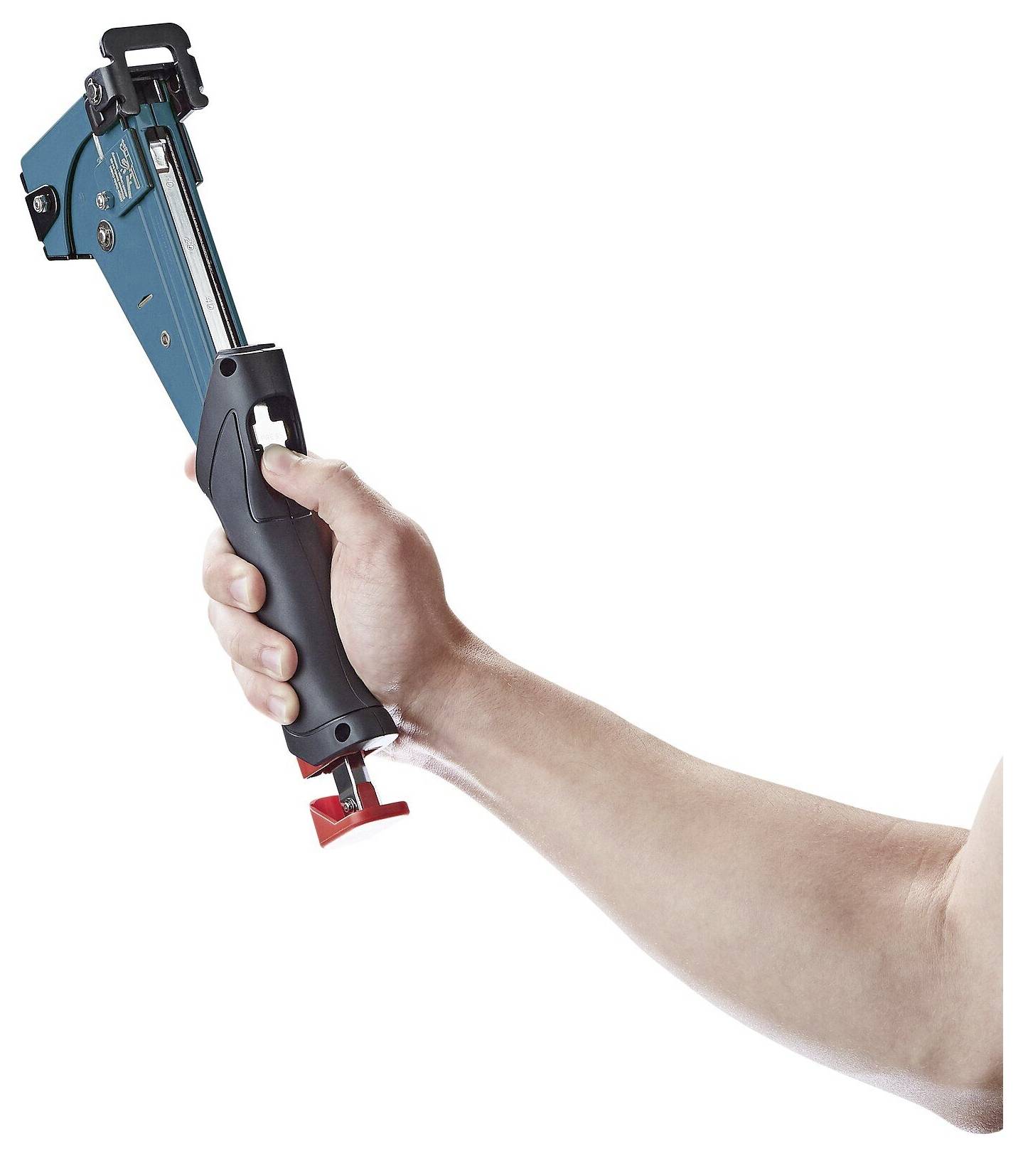 Una mano tiene una cucitrice manuale blu e nera o una pistola chiodatrice contro uno sfondo bianco neutro.