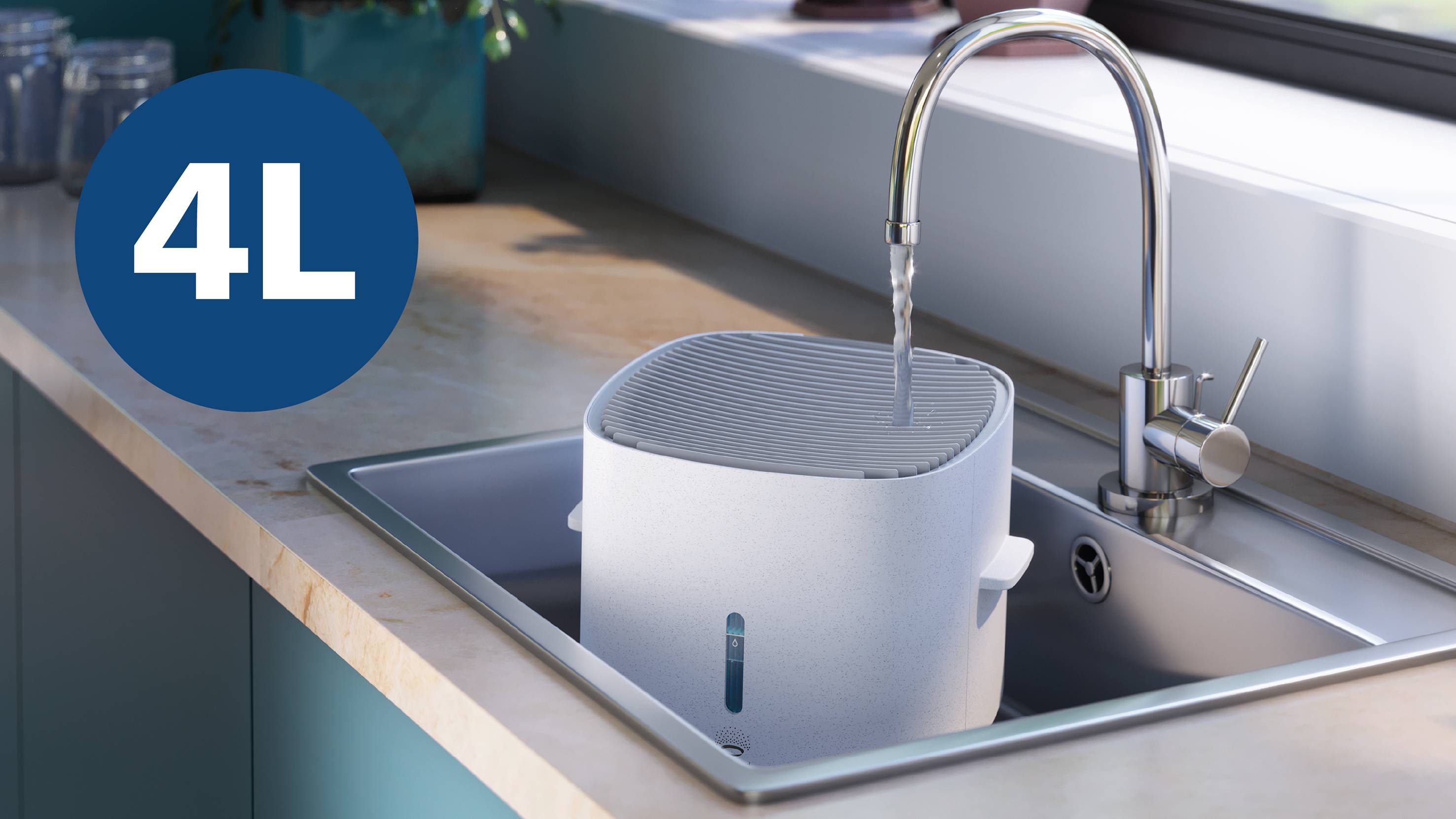 Un umidificatore si trova in un lavandino mentre l'acqua viene riempita dal rubinetto. Un simbolo indica '4L'.