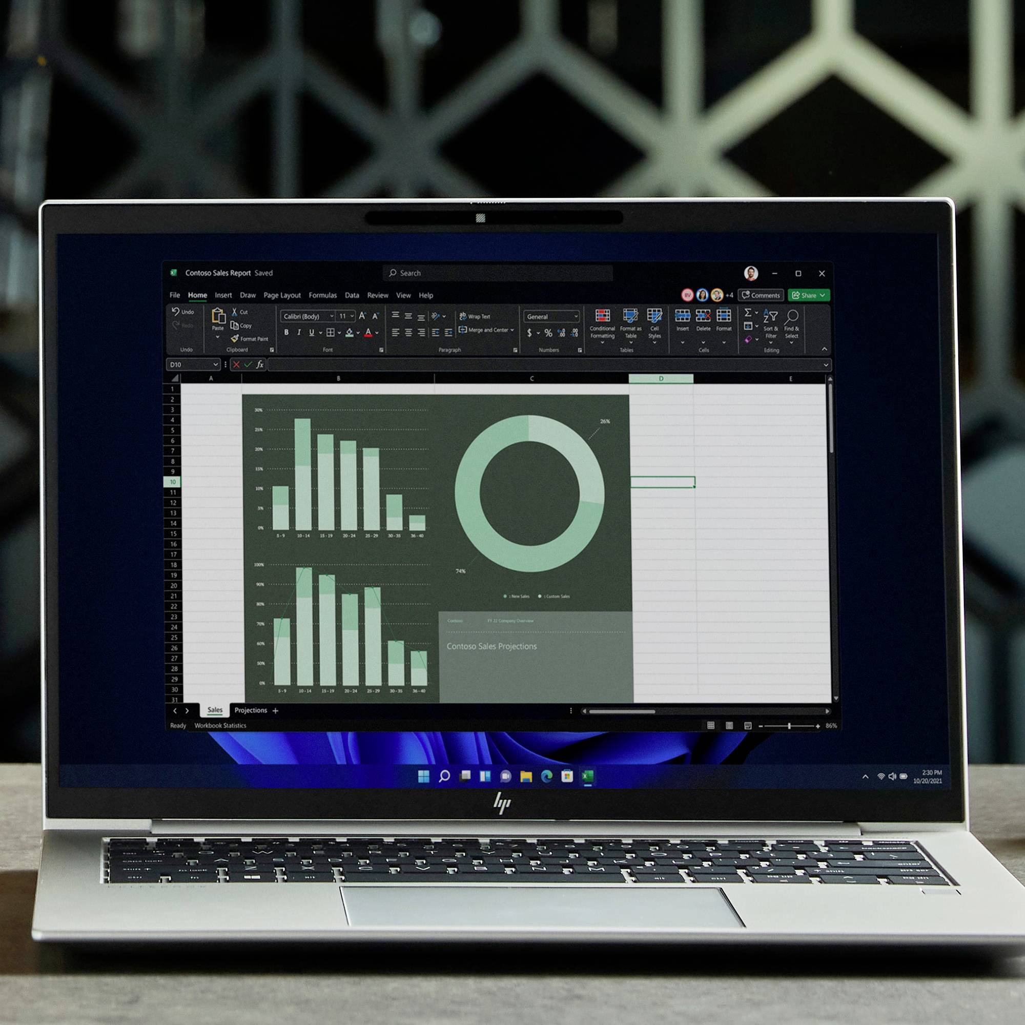 Schermo di un laptop con un foglio Excel aperto che mostra un grafico a torta e un istogramma, raffigurante un'analisi dei dati.