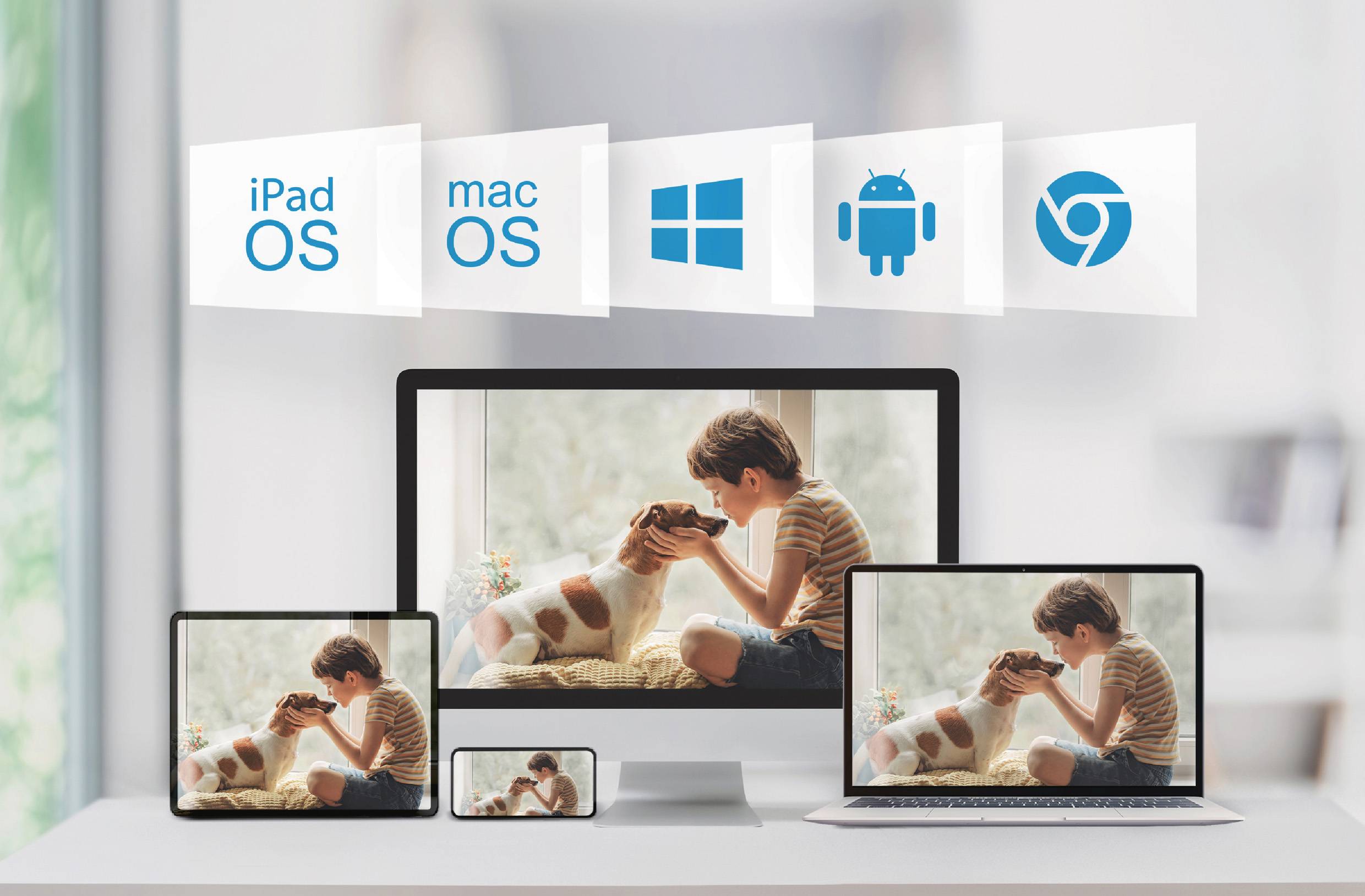 Un bambino gioca affettuosamente con un cane su uno schermo visualizzato su più dispositivi, tra cui computer e tablet. Simboli di diversi sistemi operativi sono visibili in alto.
