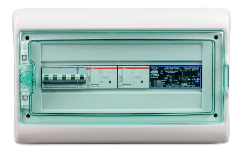 Un quadro elettrico con diversi interruttori e circuiti. Il coperchio frontale è trasparente e tendente al verde.