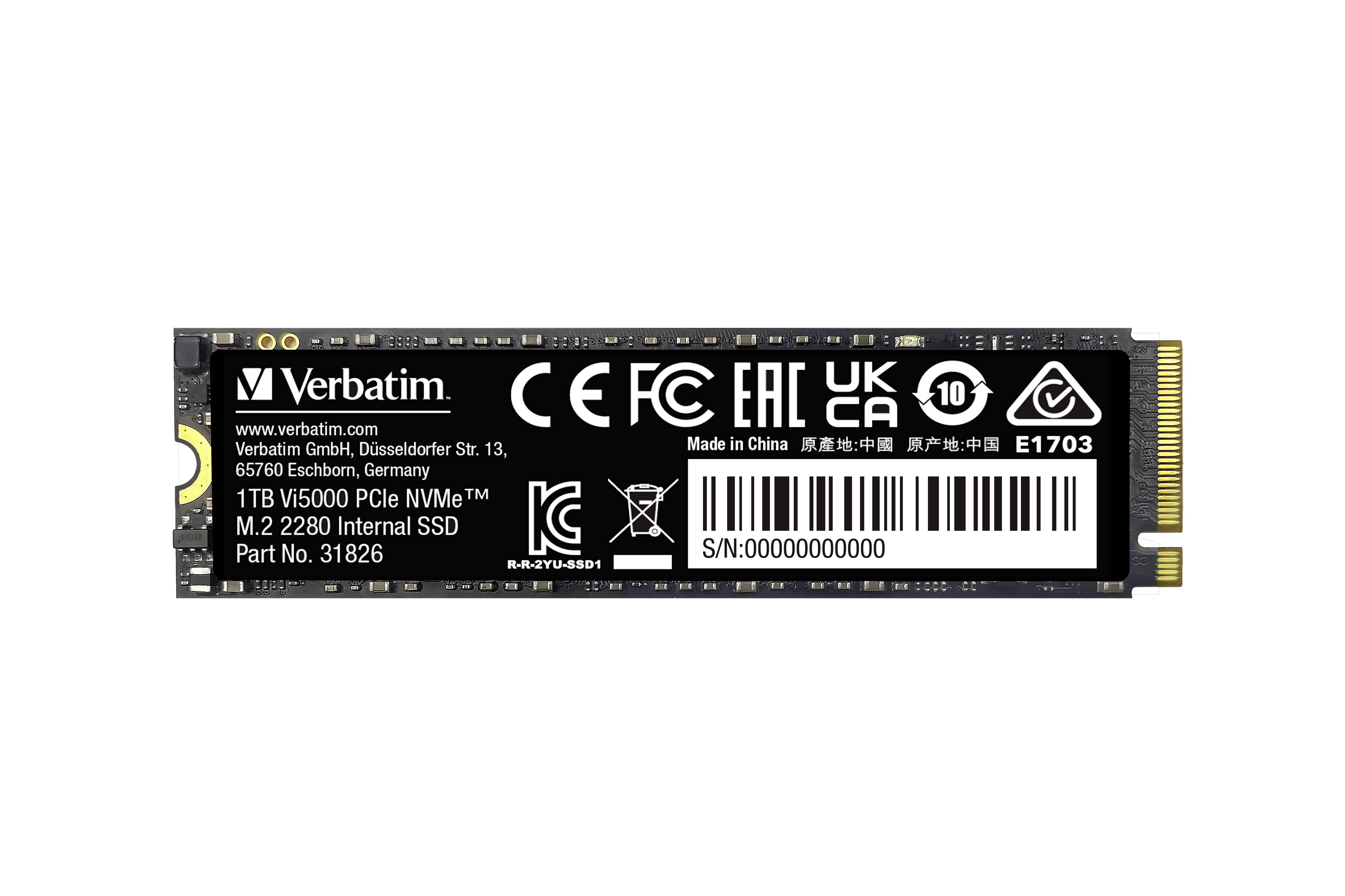 'SSD Verbatim da 1TB, Modello Vi5000, PCIe NVMe. Etichetta con certificazioni CE, FCC, UKCA. Fabbricato in Cina. Numero di serie visibile.'