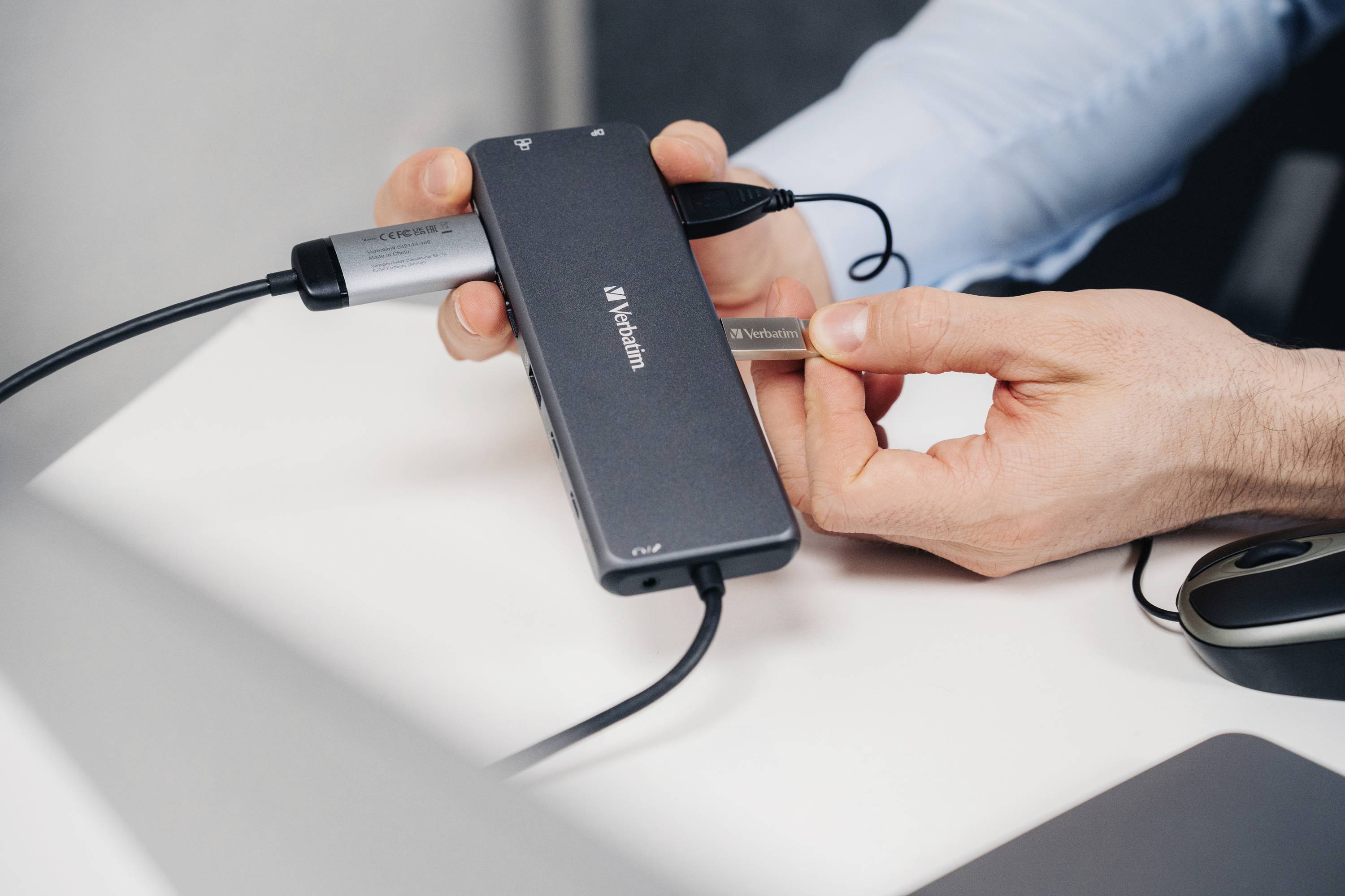 Verbatim USB-C Pro Hub multiporta 13 porte CMH-13 32153 - Hub - 13 porte-15