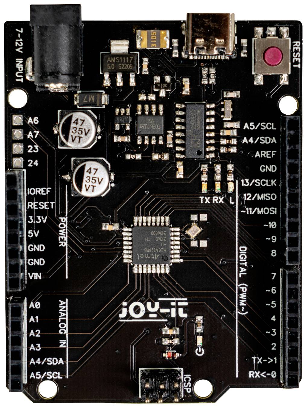 'Scheda Arduino con diverse connessioni e componenti elettronici, tra cui resistenze e chip. Etichette per i pin visibili.'