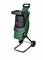 Un trituratore da giardino verde con ruote, marca Bosch, è in posizione verticale. Adatto per triturare rami e scarti di giardinaggio.