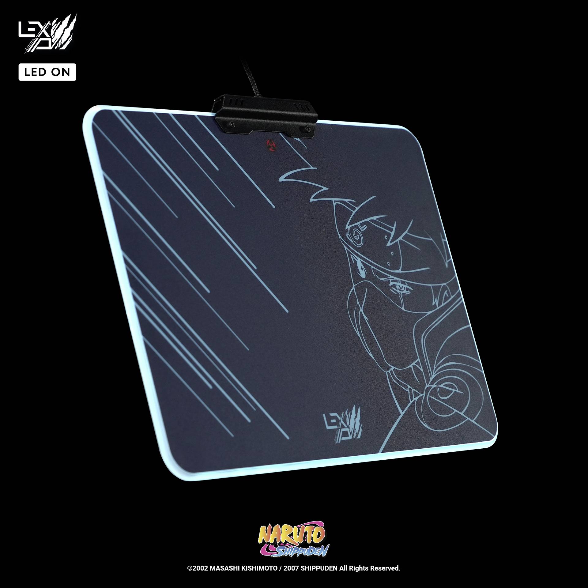 Un'insegna luminosa a LED mostra il disegno di un personaggio mascherato, pronto al combattimento.