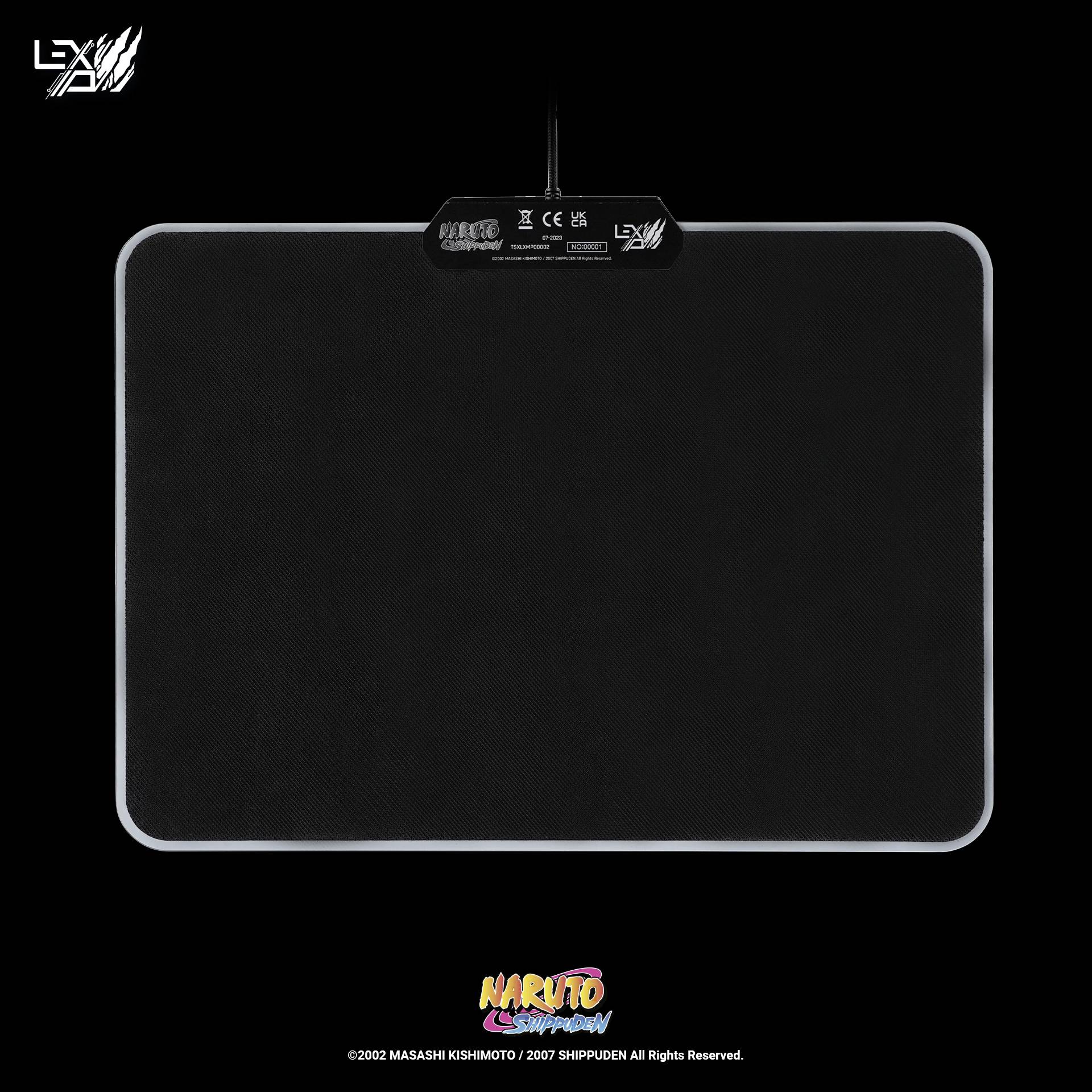 Tappetino per mouse XXL nero con logo discreto di 'Naruto Shippuden'. Logo del marchio in alto, con una sottile linea LED luminosa sul bordo.