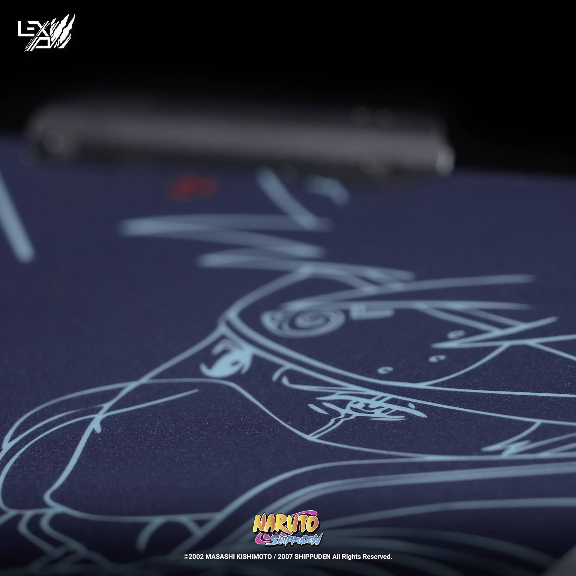 Un poster blu scuro con schizzi blu di personaggi anime e il logo 'Naruto Shippuden' in basso a destra.