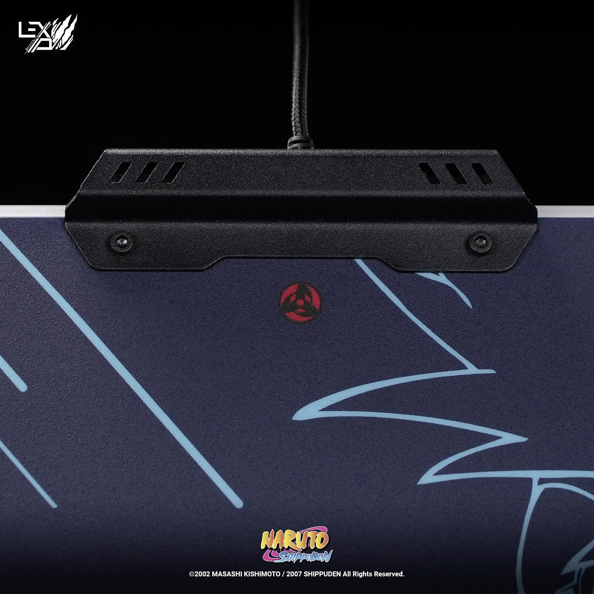 Un tavoletta grafica con un supporto nero e linee blu sulla superficie. In basso è scritto 'Naruto Shippuden'.