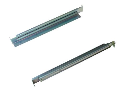 Due guide metalliche in prospettive diverse. Sono parallele e sembrano far parte di un sistema meccanico.