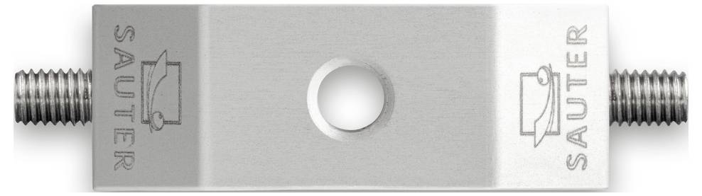 Piastra metallica con foro centrale, estremità filettabili a sinistra e a destra. 'SAUTER' e il logo sono incisi.