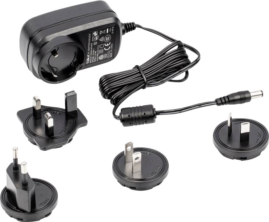 'Alimentatore nero con cavo rimovibile e quattro diversi adattatori per prese elettriche internazionali.'