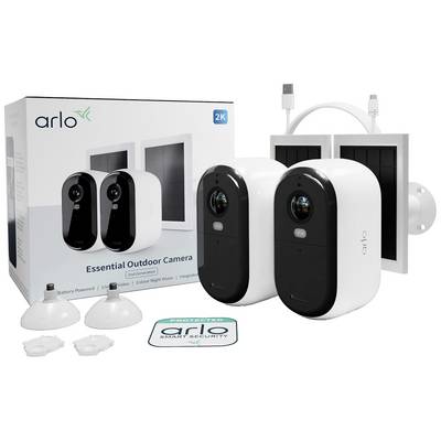 Due telecamere 'Arlo Essential Outdoor' con cavi di ricarica solare e accessori davanti alla confezione del prodotto, che raffigura le telecamere in ambiente esterno.