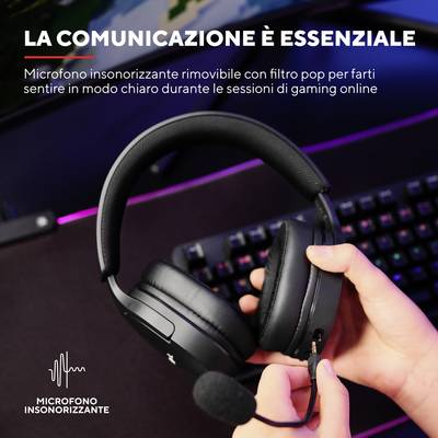 Cuffie con microfono con cancellazione del rumore rimovibile su una scrivania, pubblicizzate per una comunicazione chiara durante le sessioni di gioco.
