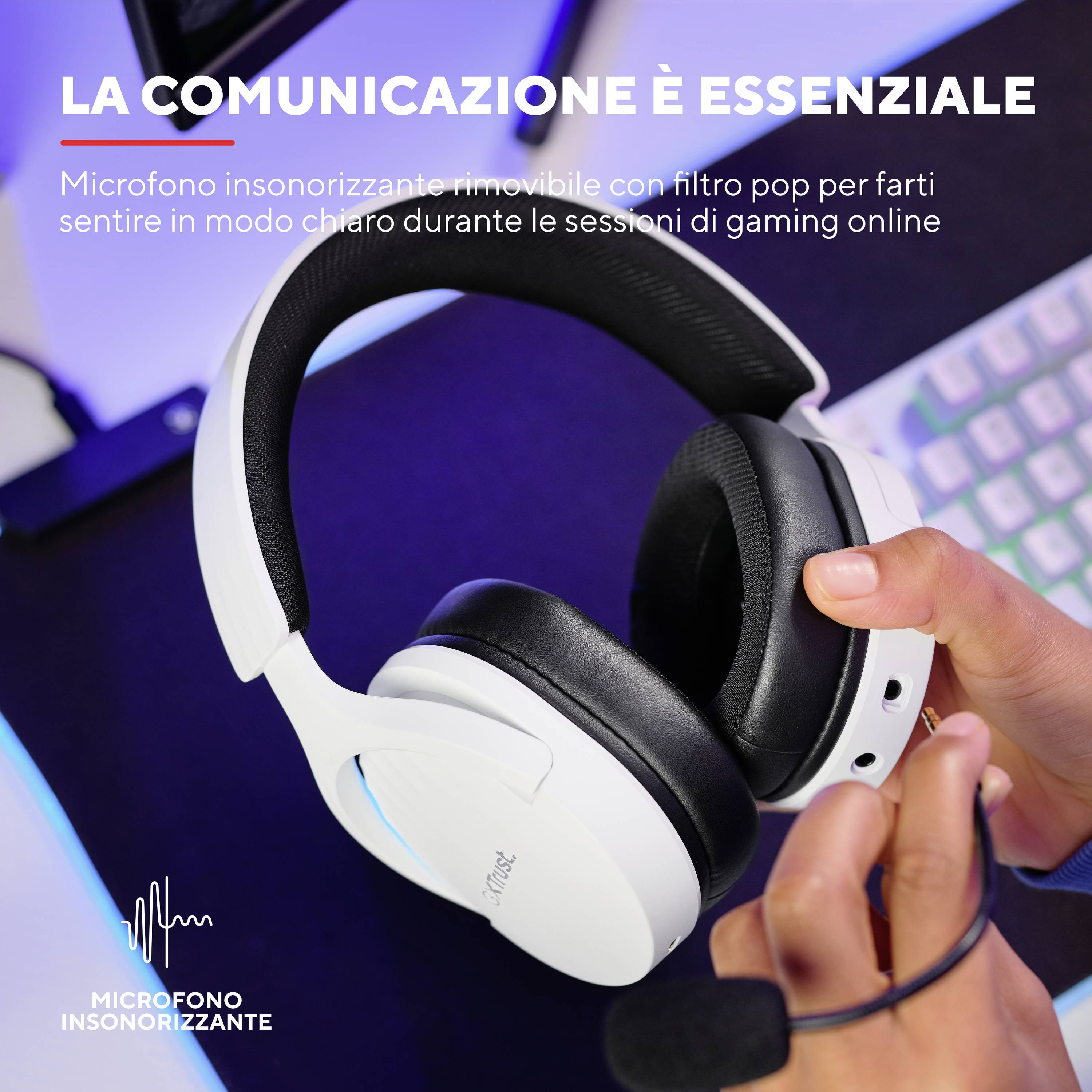 Cuffie e microfono con funzione di cancellazione del rumore in primo piano. Testo: 'La comunicazione è la chiave' per sessioni di gaming.