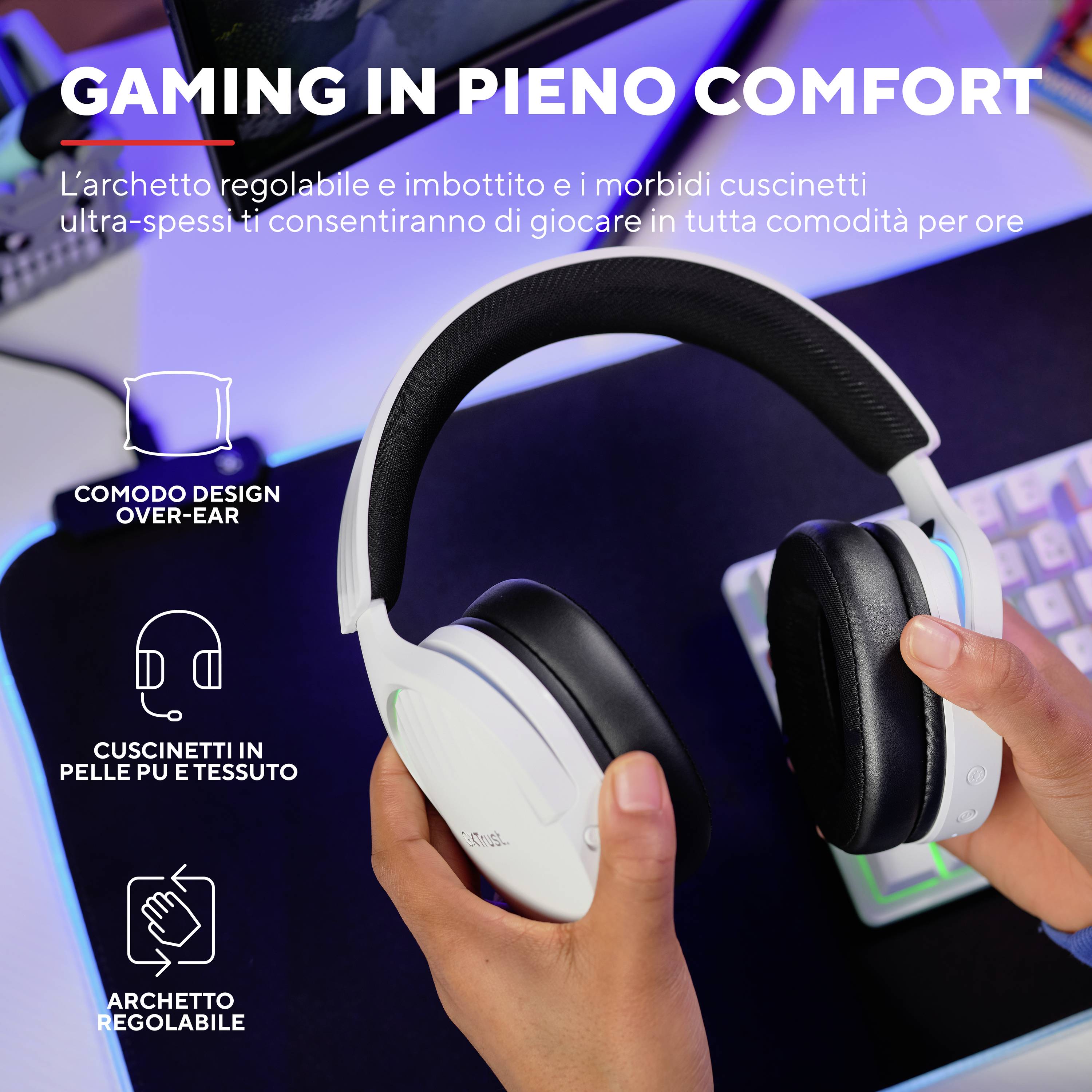 Cuffie da gaming con archetto regolabile e imbottito e padiglioni auricolari spessi per un comfort prolungato. Sospese sopra una scrivania con una tastiera colorata.