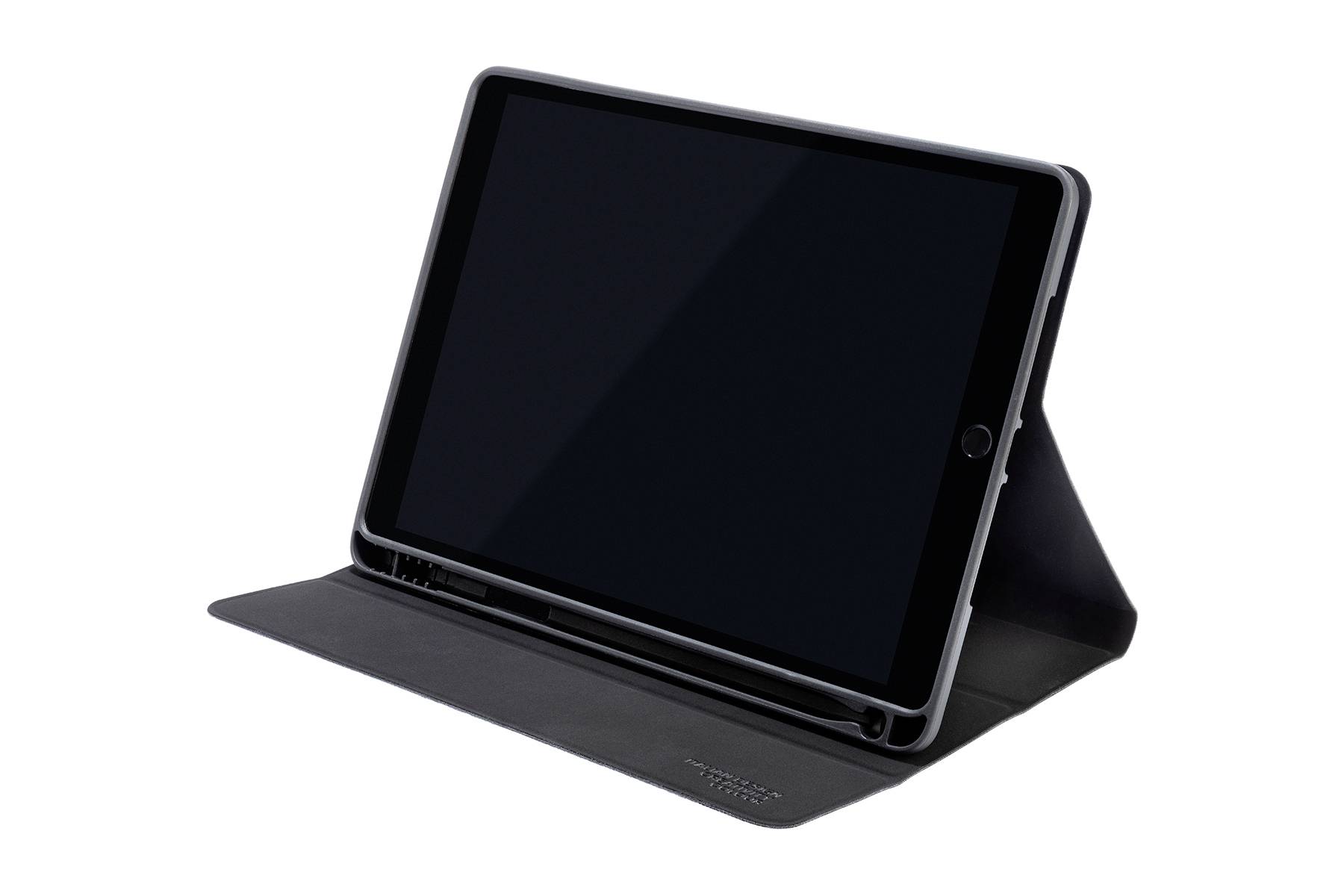 Tablet in una custodia nera in modalità stand. Il display è spento e non mostra alcun contenuto.