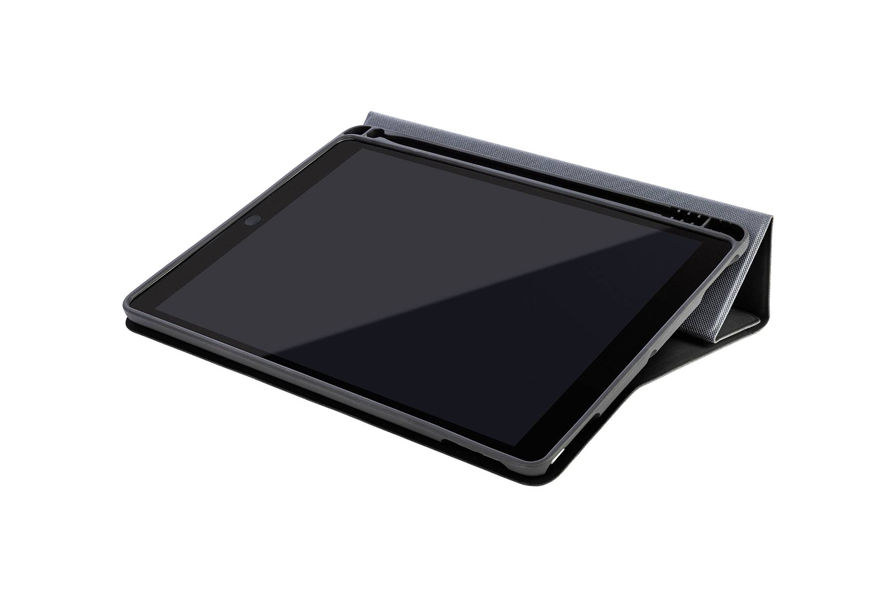 Un tablet nero si trova in un custodia folio protettiva, su una superficie leggermente inclinata. Lo schermo è scuro, il dispositivo è in modalità standby.