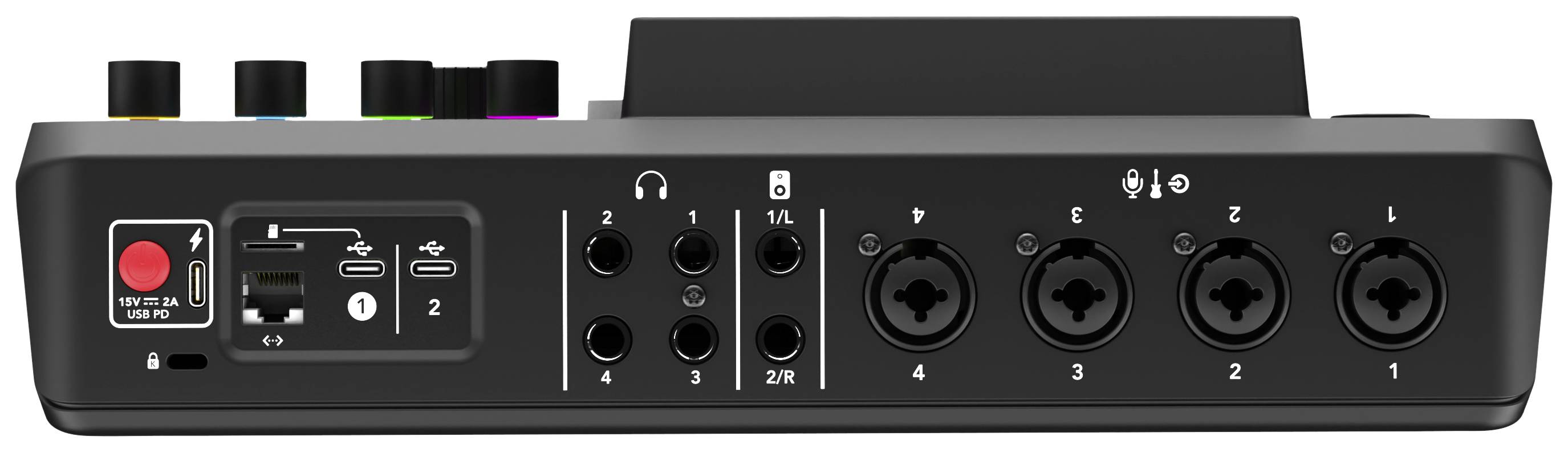 Retro di un mixer audio con quattro ingressi microfonici, uscita per cuffie e porte USB. Interfacce visivamente organizzate.