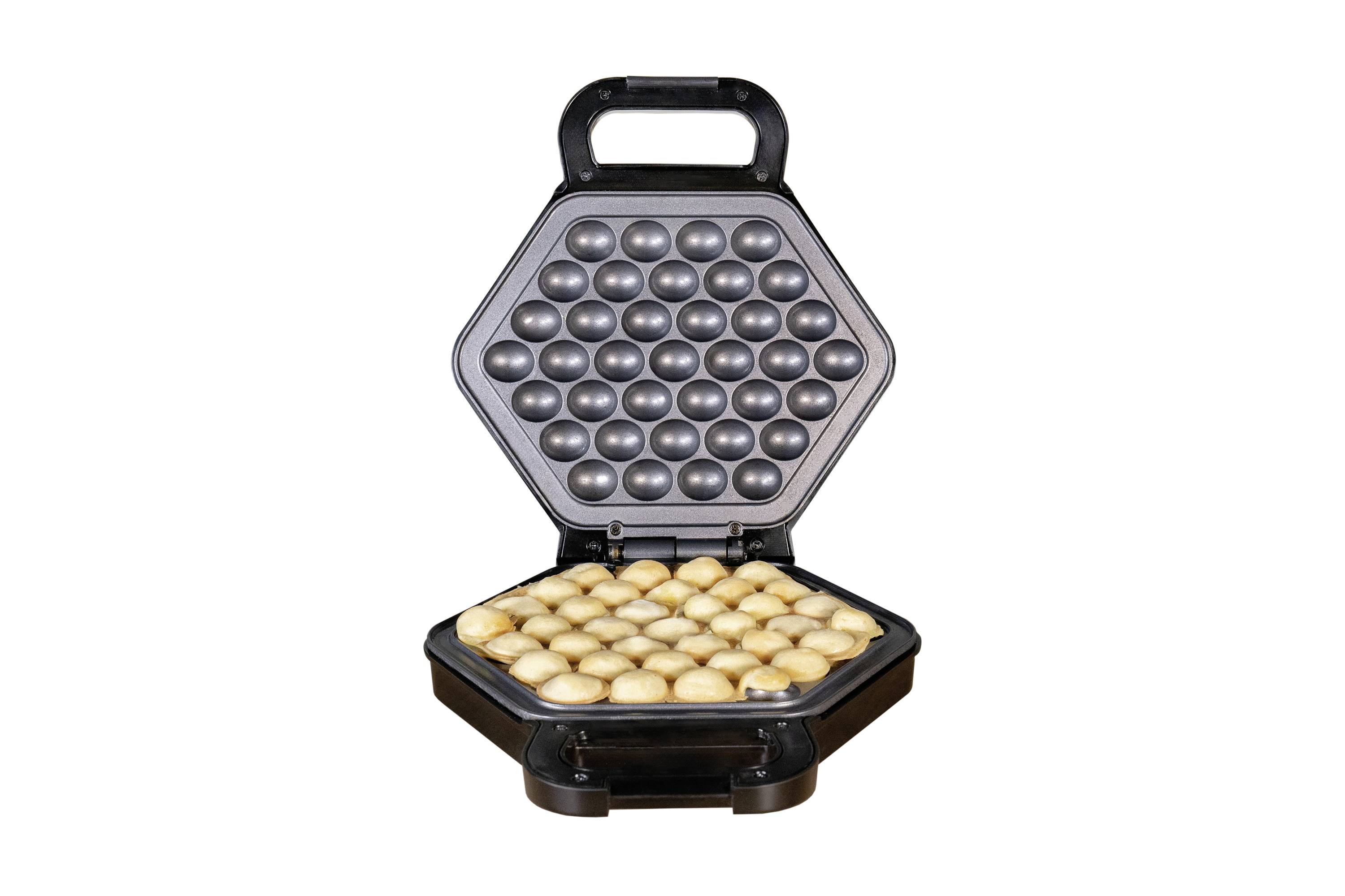Piastra per waffle a forma esagonale, aperta, contenente una fresca bubble waffle dorata e croccante.