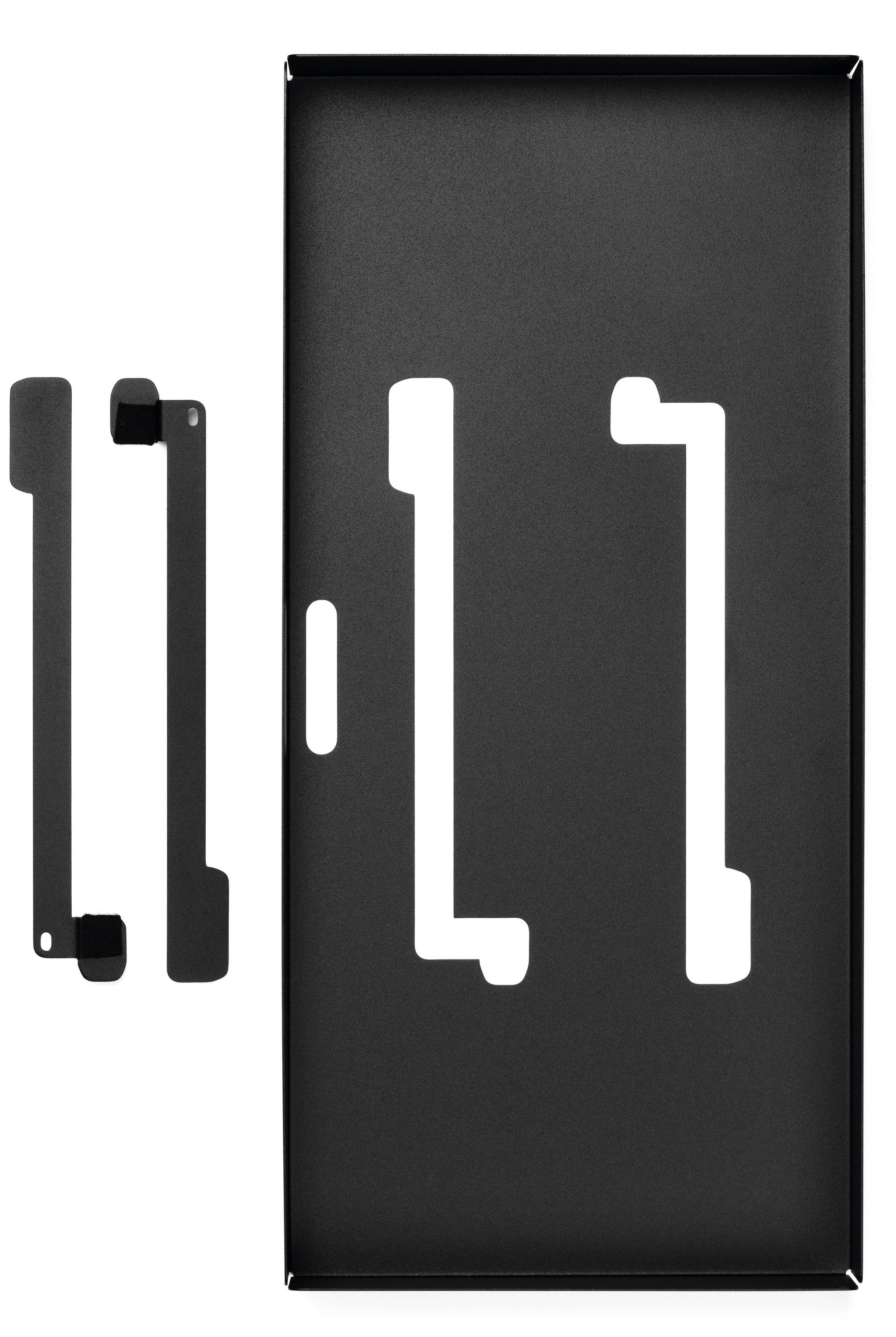 Lamiera metallica con forme ritagliate poste una accanto all'altra. Aperture rettangolari nella grande piastra. Piastra di scarico e accessori.