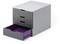 Piccola torre di cassetti grigia con quattro cassetti in colori differenti, uno estratto in viola. Utilizzabile per l'organizzazione di documenti.