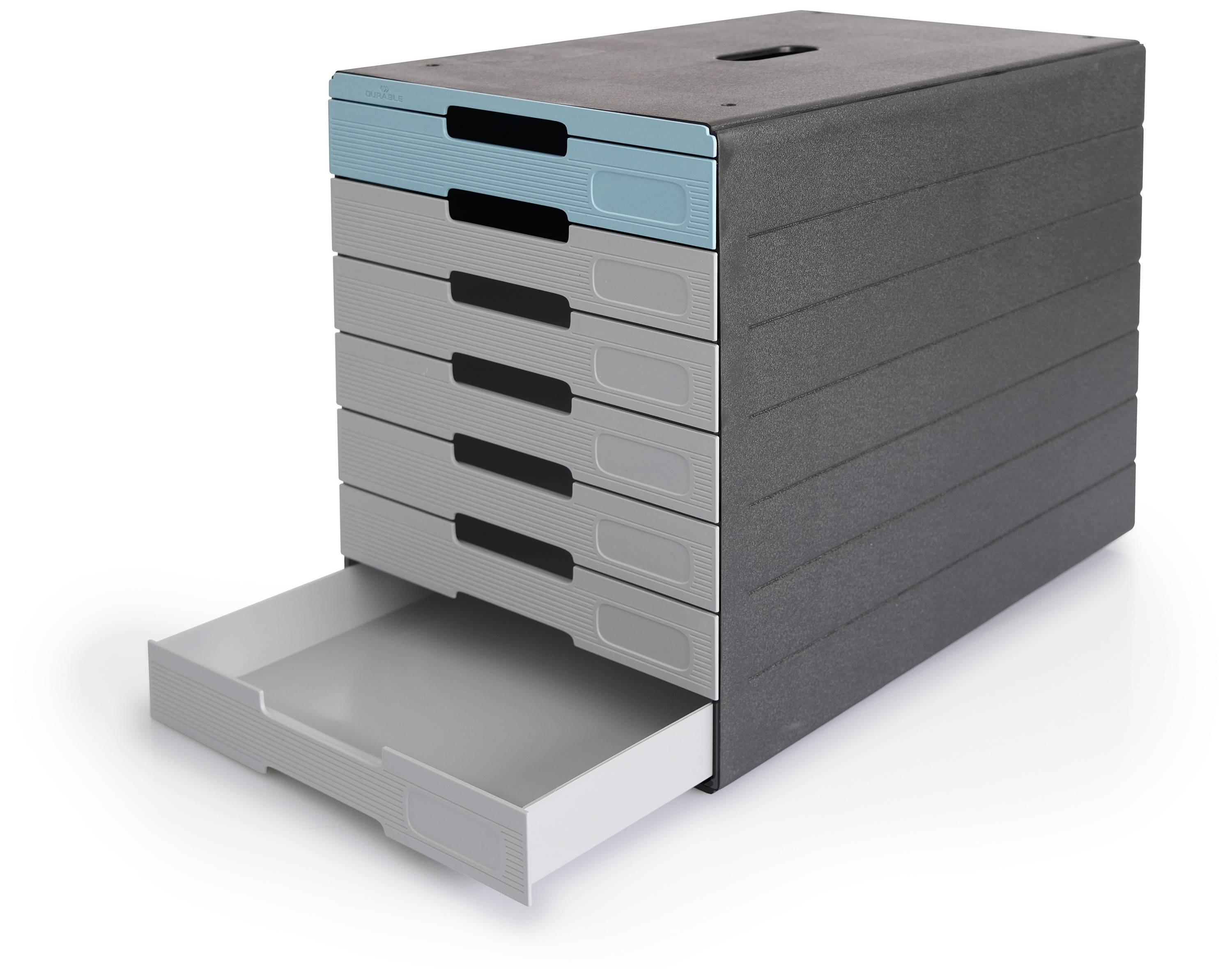Un contenitore impilabile con sette cassetti. Il cassetto più in alto è blu, gli altri sei sono grigi. Un cassetto è aperto.