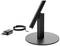 Supporto per lampada da tavolo nero con base cilindrica, accanto a un cavo di ricarica USB nero con adattatore.
