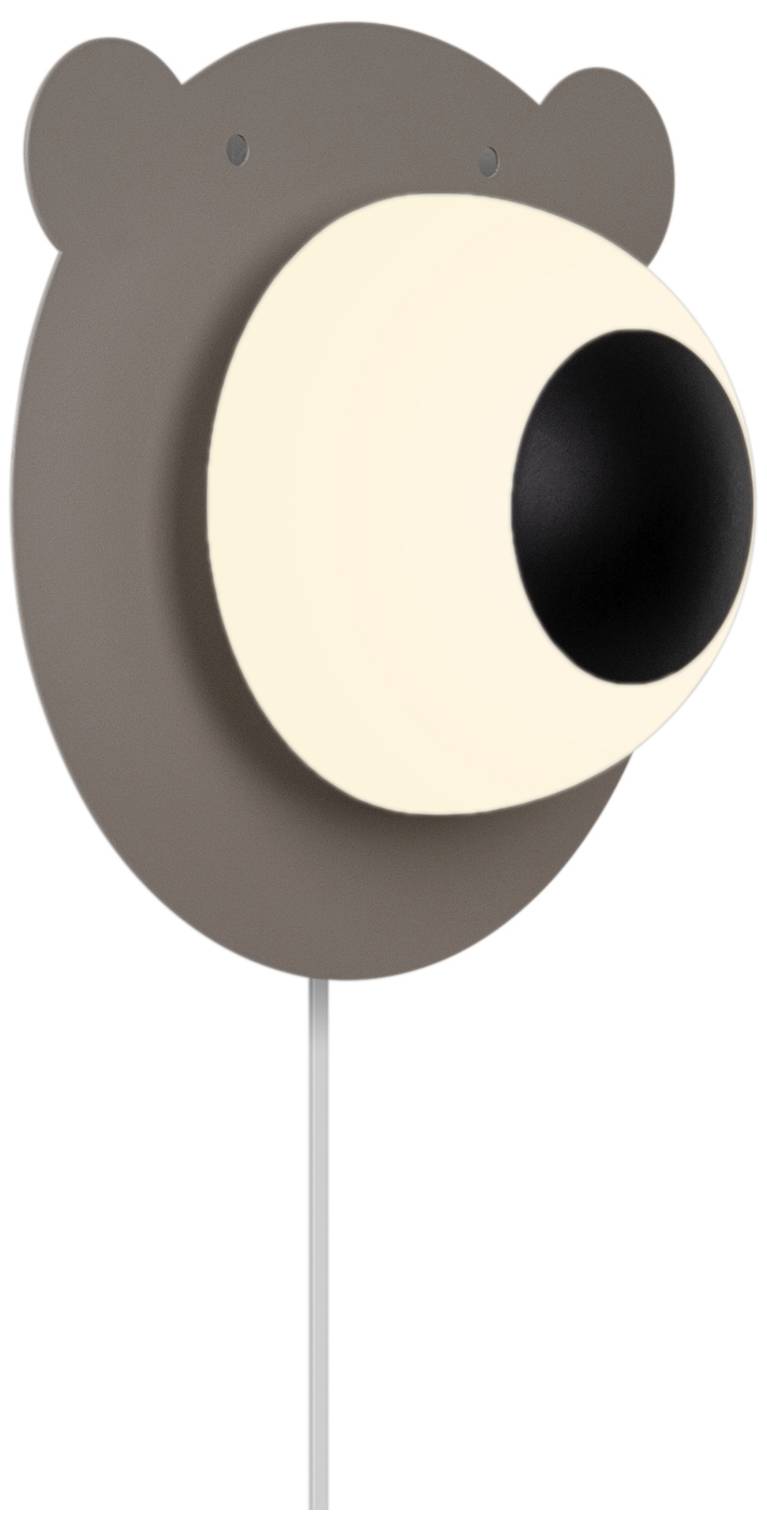Una lampada da parete a forma di testa di orso stilizzata, con una grande luce rotonda al centro del volto, appesa a un cordone bianco.