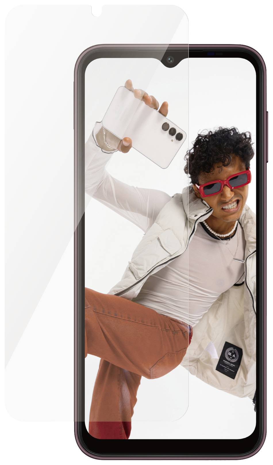 Smartphone con protezione per lo schermo, mostra una persona dinamica vestita alla moda con occhiali rossi che posa con energia.