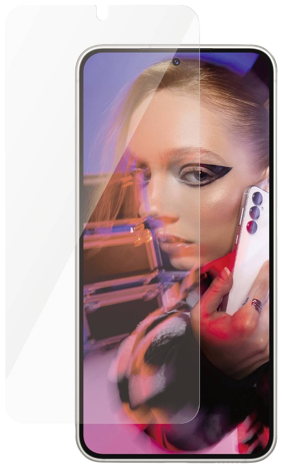 Un smartphone con un film protettivo sullo schermo mostra l'immagine di una persona che tiene in mano uno smartphone; sfondo sfocato.