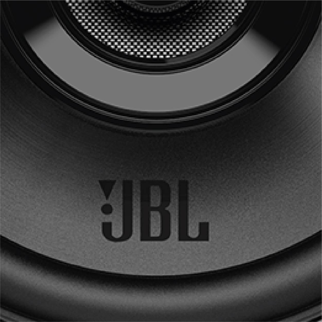 Altoparlante in primo piano con il logo 'JBL' su sfondo nero. Messa a fuoco sulla griglia e sull'identificazione del marchio.