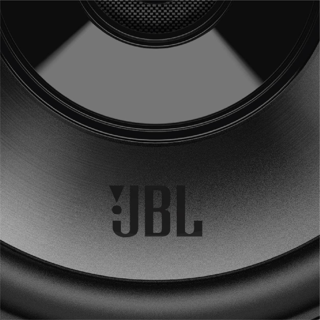 'Primo piano di un altoparlante con il logo JBL visibile al centro.'
