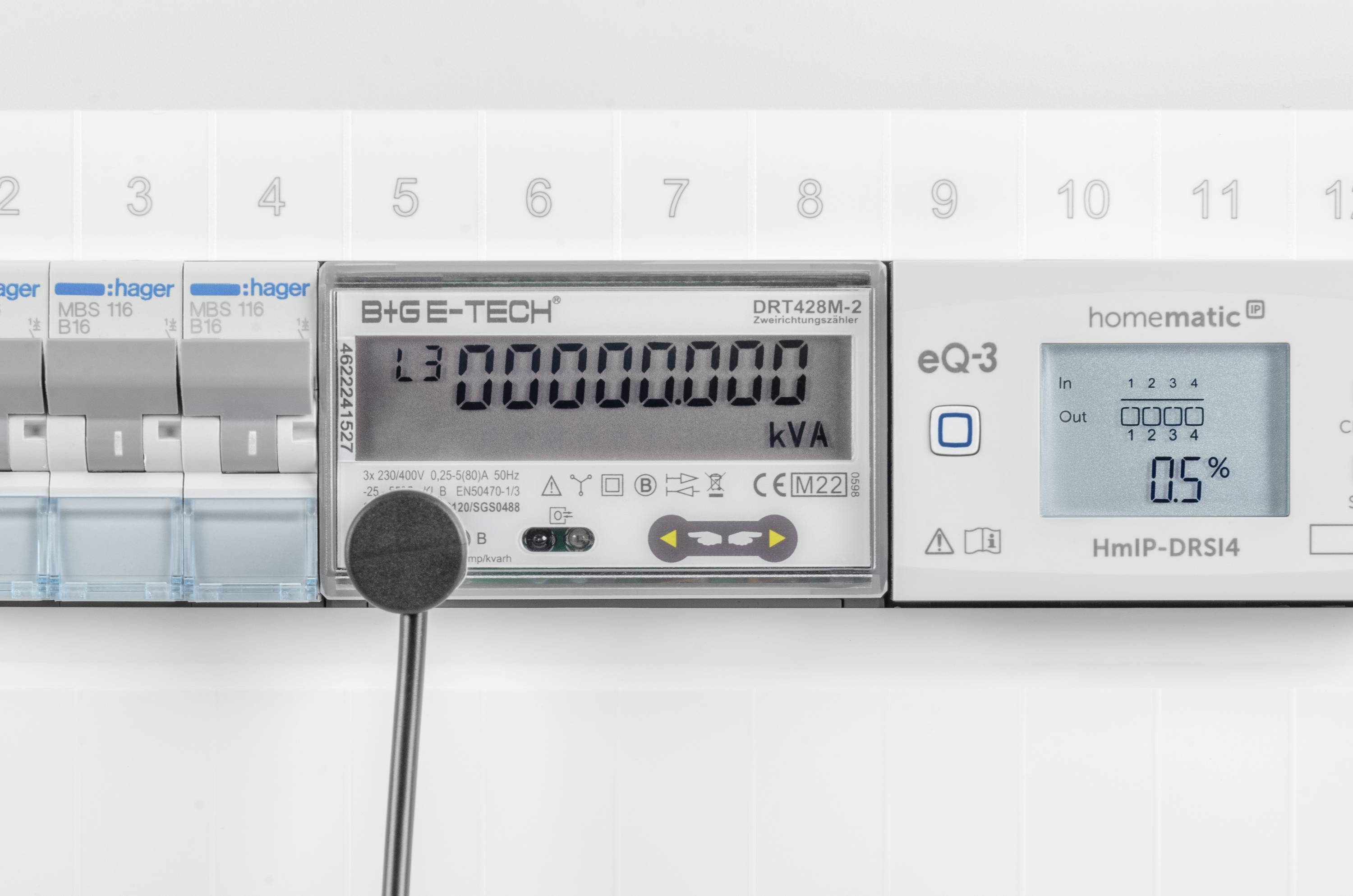 'Display del contatore con schermo digitale che mostra 0,00 kWh. Accanto a destra un dispositivo con indicazione dello 0,5%.'