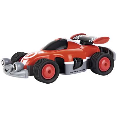 Auto giocattolo rosso con ruote grandi e motivi a scacchi nero e bianco sullo spoiler, raffigurato su sfondo bianco.